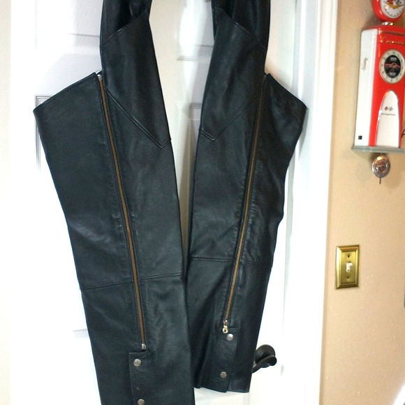 Genuine Harley Davidson leather chaps. Waist 36"-42" length 30". See pictures. - Picture 2 of 9